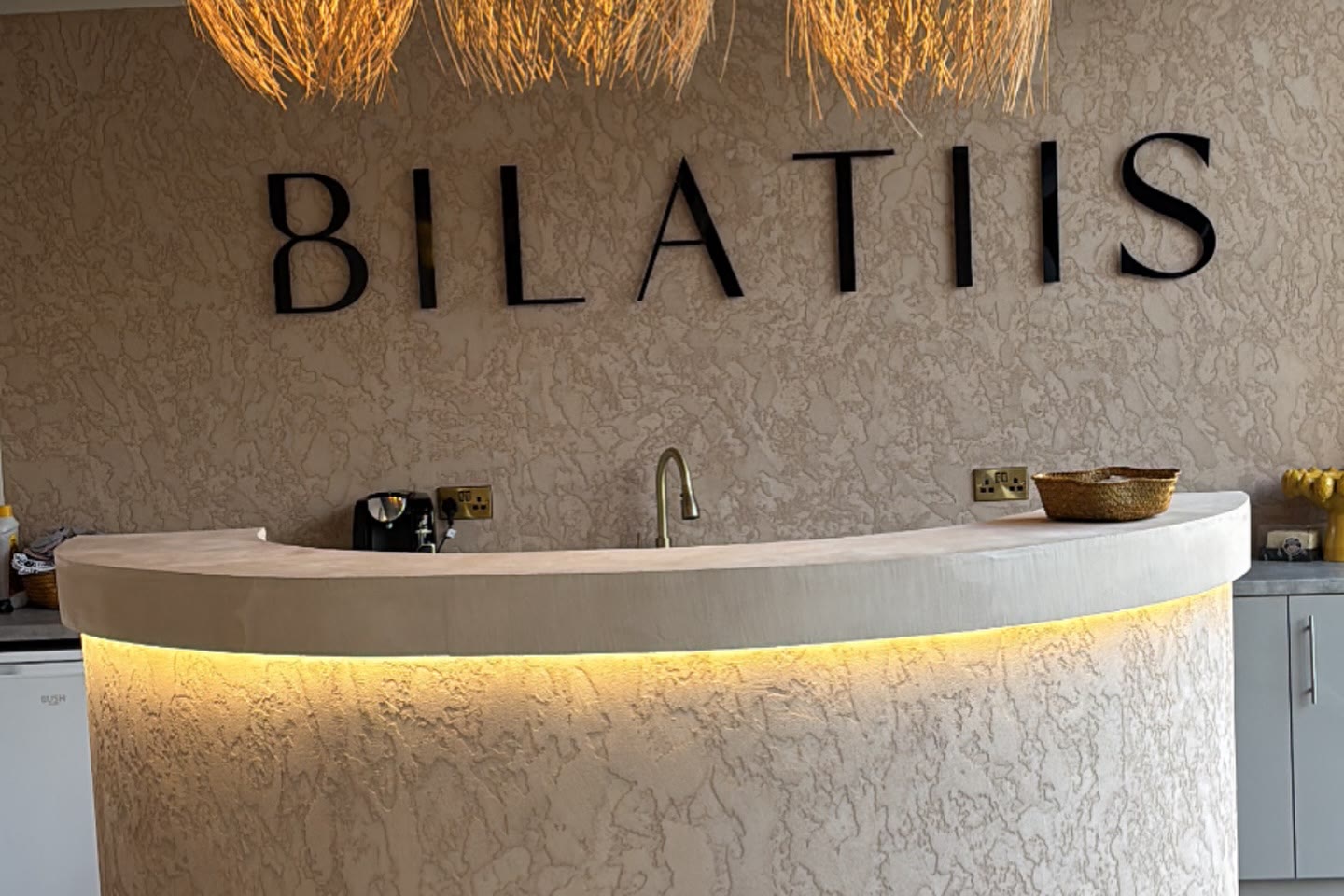 Curved textured reception desk at Bilatiis Studio
