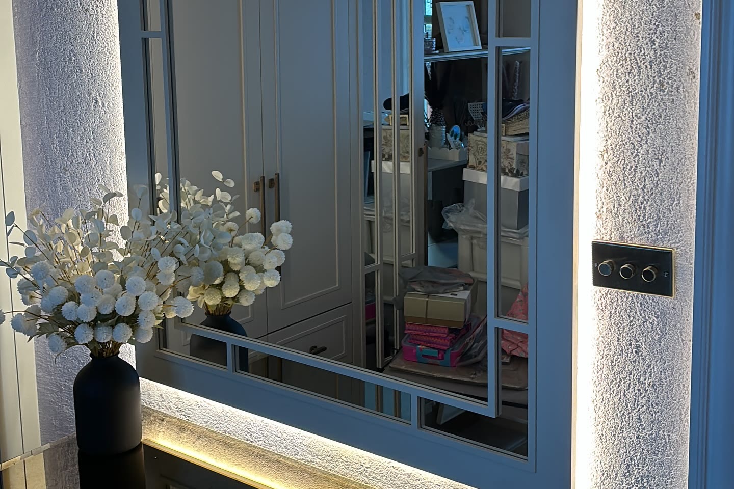 Textured Interchino wall with gold flake around a mirror